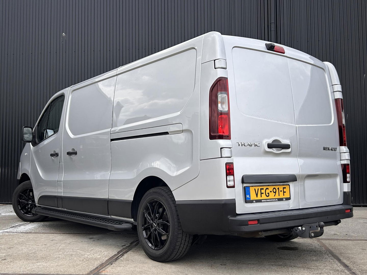 Renault Trafic 2.0 dCi 145PK L2H1 Luxe MARGE | LED | CUSTOM GELUIDSSYSTEEM | AUT | LMV | Dubbele schuifdeur