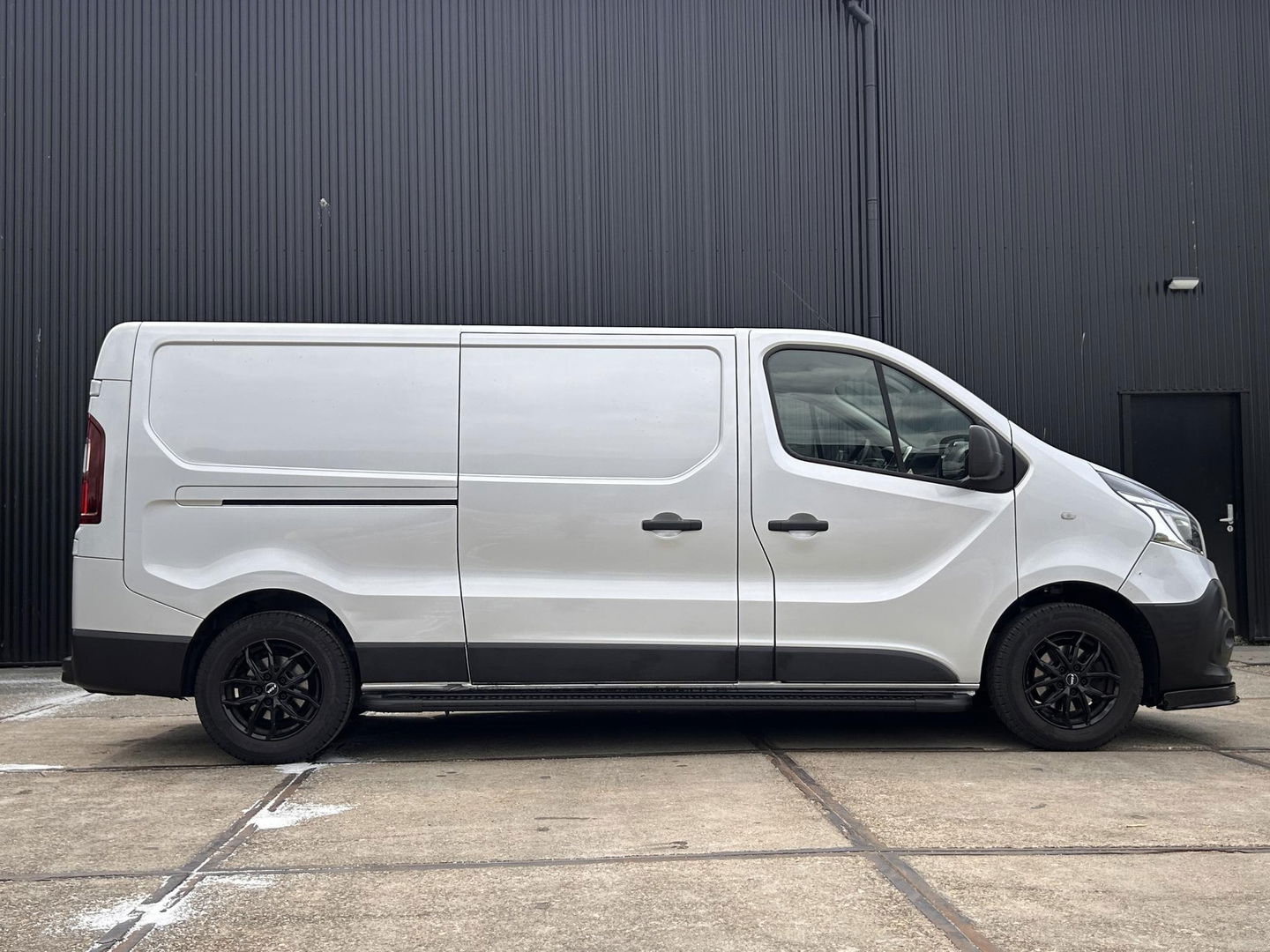 Renault Trafic 2.0 dCi 145PK L2H1 Luxe MARGE | LED | CUSTOM GELUIDSSYSTEEM | AUT | LMV | Dubbele schuifdeur