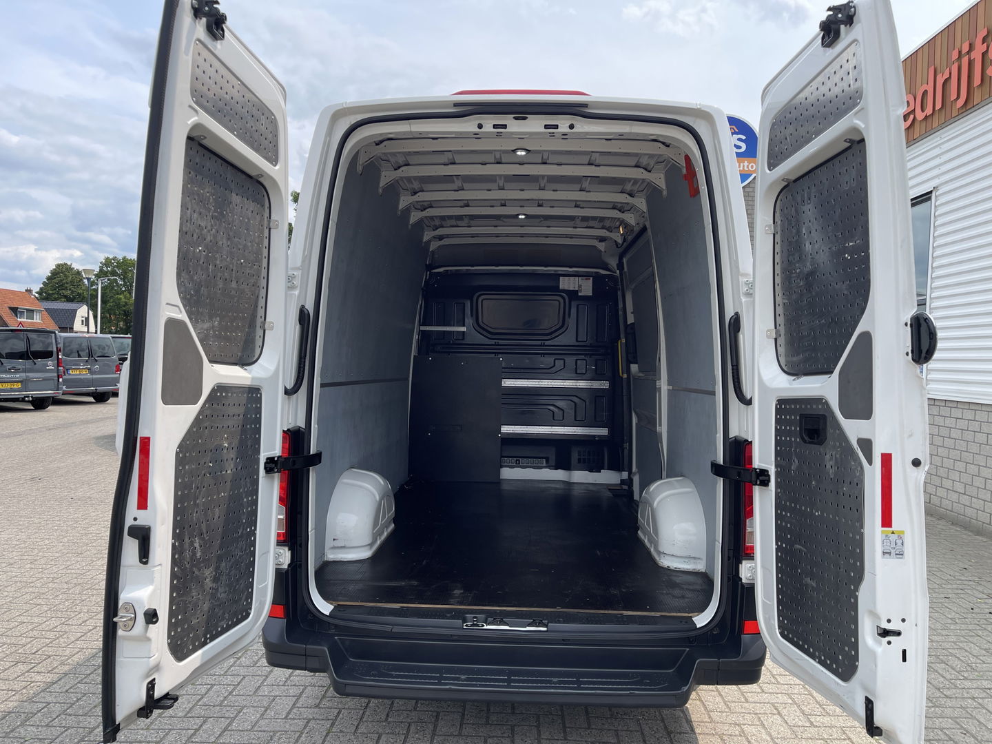 Volkswagen Crafter 35 2.0 TDI 140pk L3H3 ( voorheen L2H2 ) Comfortline / vaste prijs rijklaar € 20.950 ex btw / bpm vrij / euro 6 diesel / airco / cruise / geveerde chauffeurs stoel / nette bus !