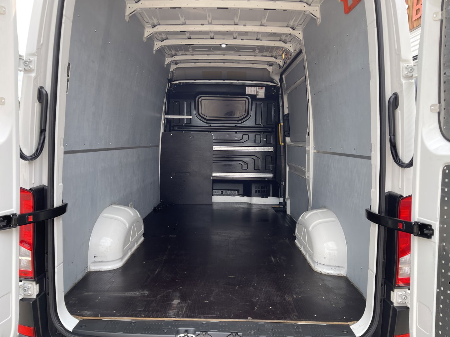 Volkswagen Crafter 35 2.0 TDI 140pk L3H3 ( voorheen L2H2 ) Comfortline / vaste prijs rijklaar € 20.950 ex btw / bpm vrij / euro 6 diesel / airco / cruise / geveerde chauffeurs stoel / nette bus !