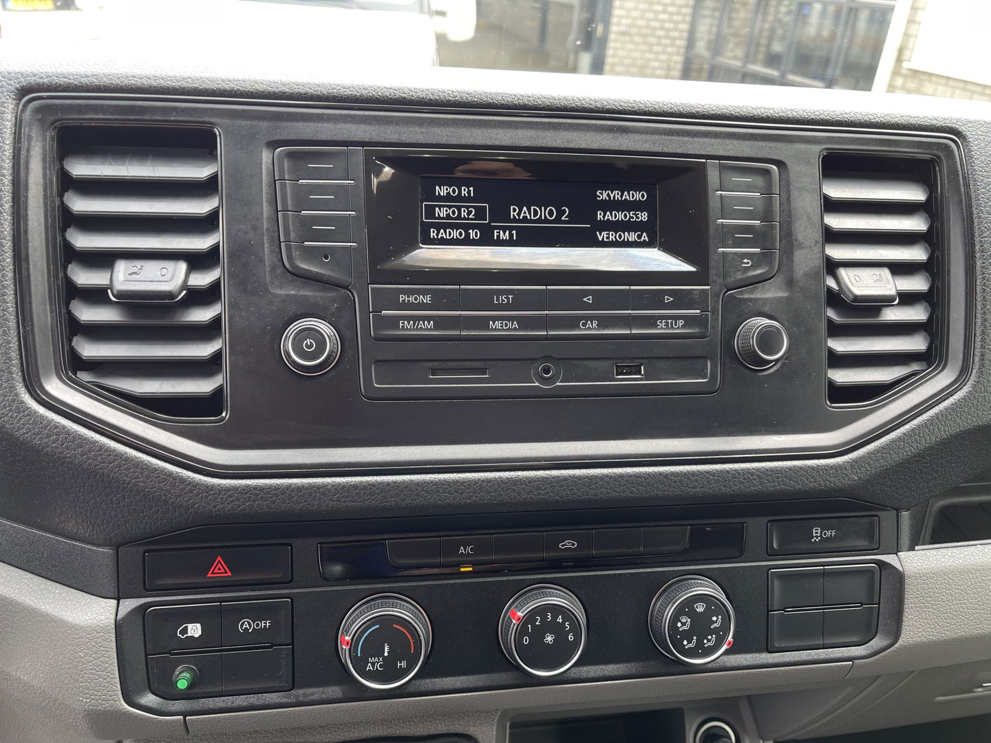 Volkswagen Crafter 35 2.0 TDI 140pk L3H3 ( voorheen L2H2 ) Comfortline / vaste prijs rijklaar € 20.950 ex btw / bpm vrij / euro 6 diesel / airco / cruise / geveerde chauffeurs stoel / nette bus !