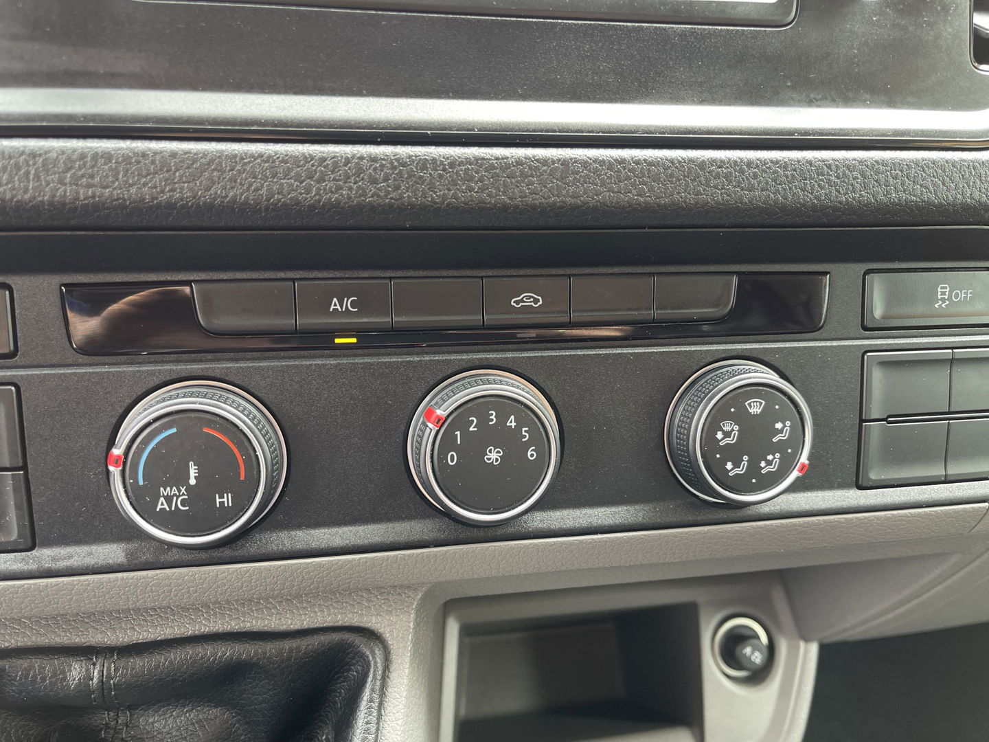 Volkswagen Crafter 35 2.0 TDI 140pk L3H3 ( voorheen L2H2 ) Comfortline / vaste prijs rijklaar € 20.950 ex btw / bpm vrij / euro 6 diesel / airco / cruise / geveerde chauffeurs stoel / nette bus !