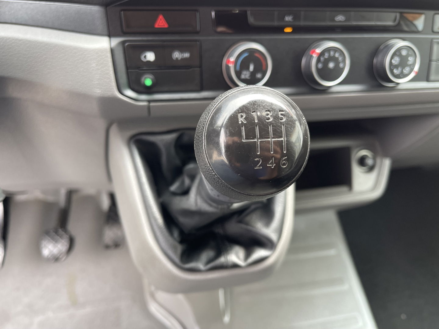 Volkswagen Crafter 35 2.0 TDI 140pk L3H3 ( voorheen L2H2 ) Comfortline / vaste prijs rijklaar € 20.950 ex btw / bpm vrij / euro 6 diesel / airco / cruise / geveerde chauffeurs stoel / nette bus !