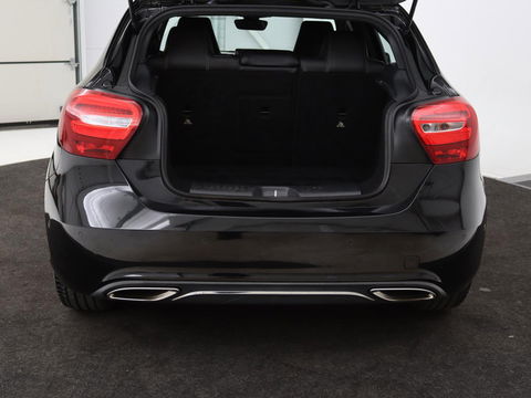 Mercedes-Benz A-Klasse 180 Urban | Stoelverwarming | Navigatie | Sportstoelen | Half leder | Cruise control | Park Assist | Airco | Bluetooth