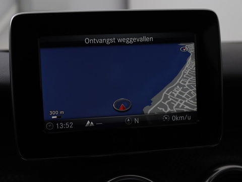 Mercedes-Benz A-Klasse 180 Urban | Stoelverwarming | Navigatie | Sportstoelen | Half leder | Cruise control | Park Assist | Airco | Bluetooth