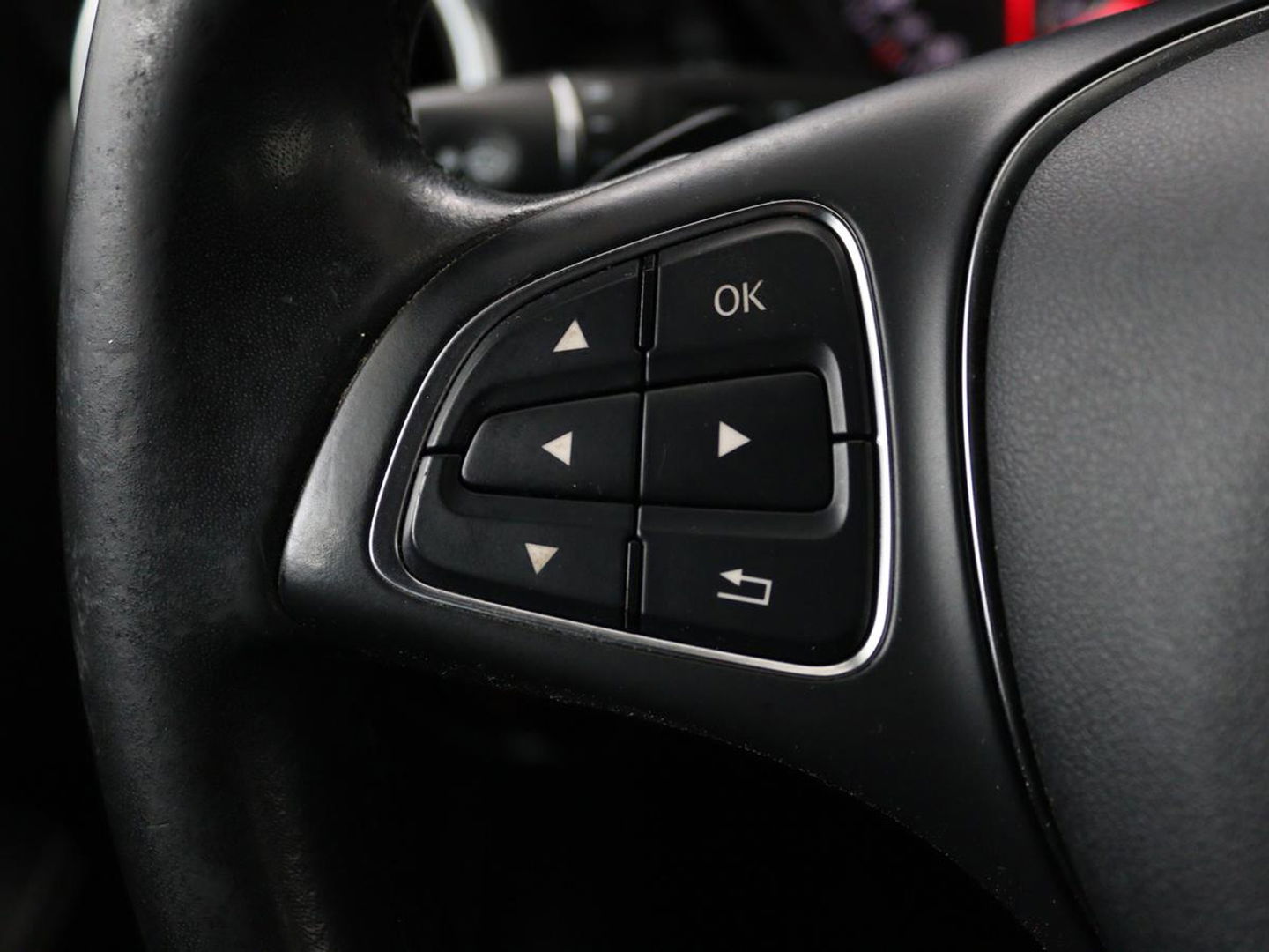 Mercedes-Benz A-Klasse 180 Urban | Stoelverwarming | Navigatie | Sportstoelen | Half leder | Cruise control | Park Assist | Airco | Bluetooth