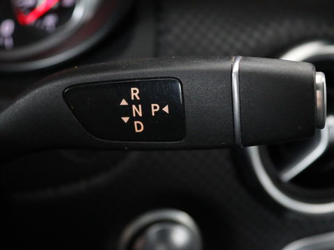 Mercedes-Benz A-Klasse 180 Urban | Stoelverwarming | Navigatie | Sportstoelen | Half leder | Cruise control | Park Assist | Airco | Bluetooth