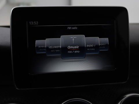 Mercedes-Benz A-Klasse 180 Urban | Stoelverwarming | Navigatie | Sportstoelen | Half leder | Cruise control | Park Assist | Airco | Bluetooth