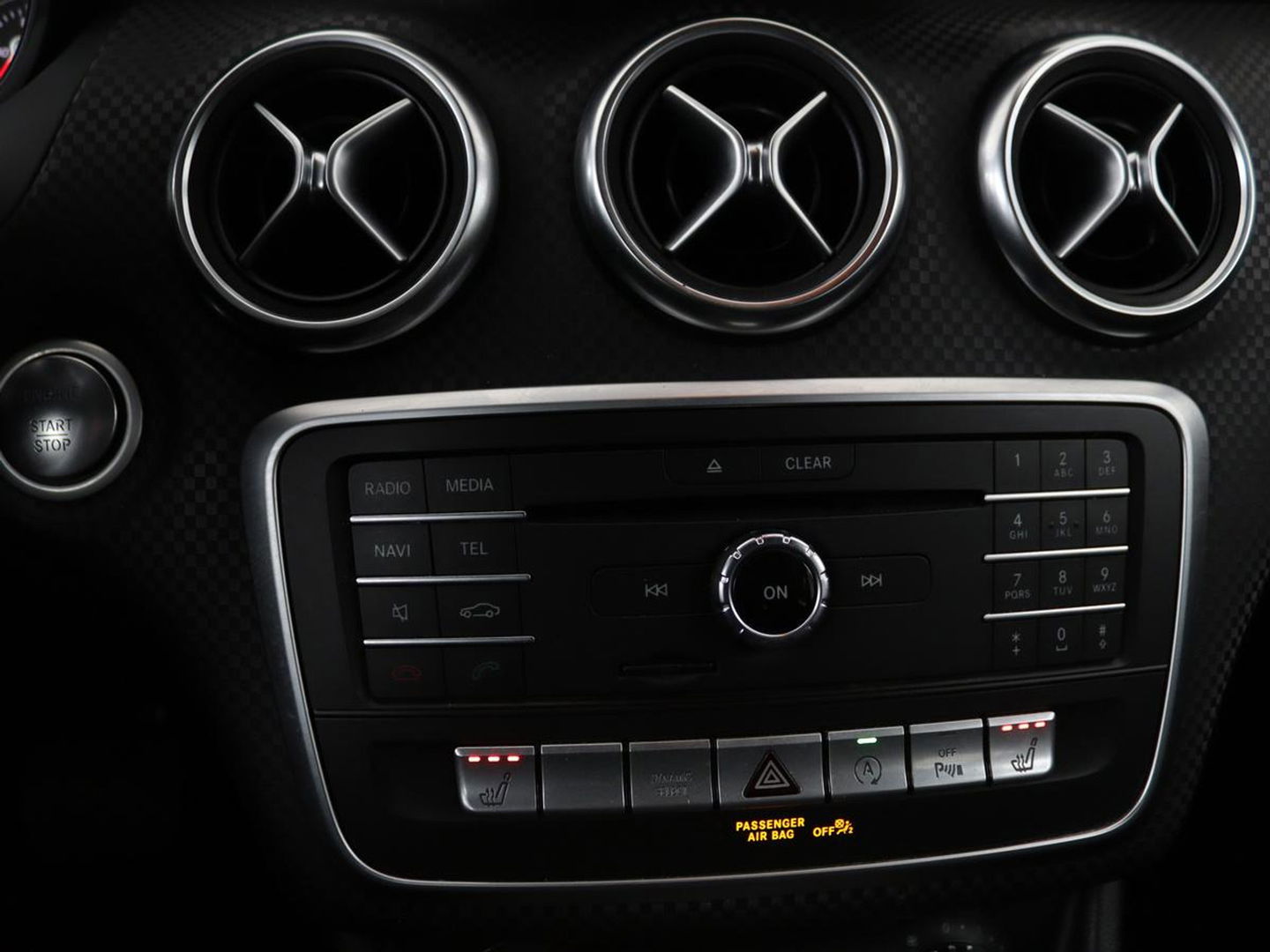 Mercedes-Benz A-Klasse 180 Urban | Stoelverwarming | Navigatie | Sportstoelen | Half leder | Cruise control | Park Assist | Airco | Bluetooth