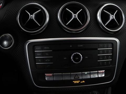 Mercedes-Benz A-Klasse 180 Urban | Stoelverwarming | Navigatie | Sportstoelen | Half leder | Cruise control | Park Assist | Airco | Bluetooth