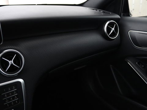 Mercedes-Benz A-Klasse 180 Urban | Stoelverwarming | Navigatie | Sportstoelen | Half leder | Cruise control | Park Assist | Airco | Bluetooth