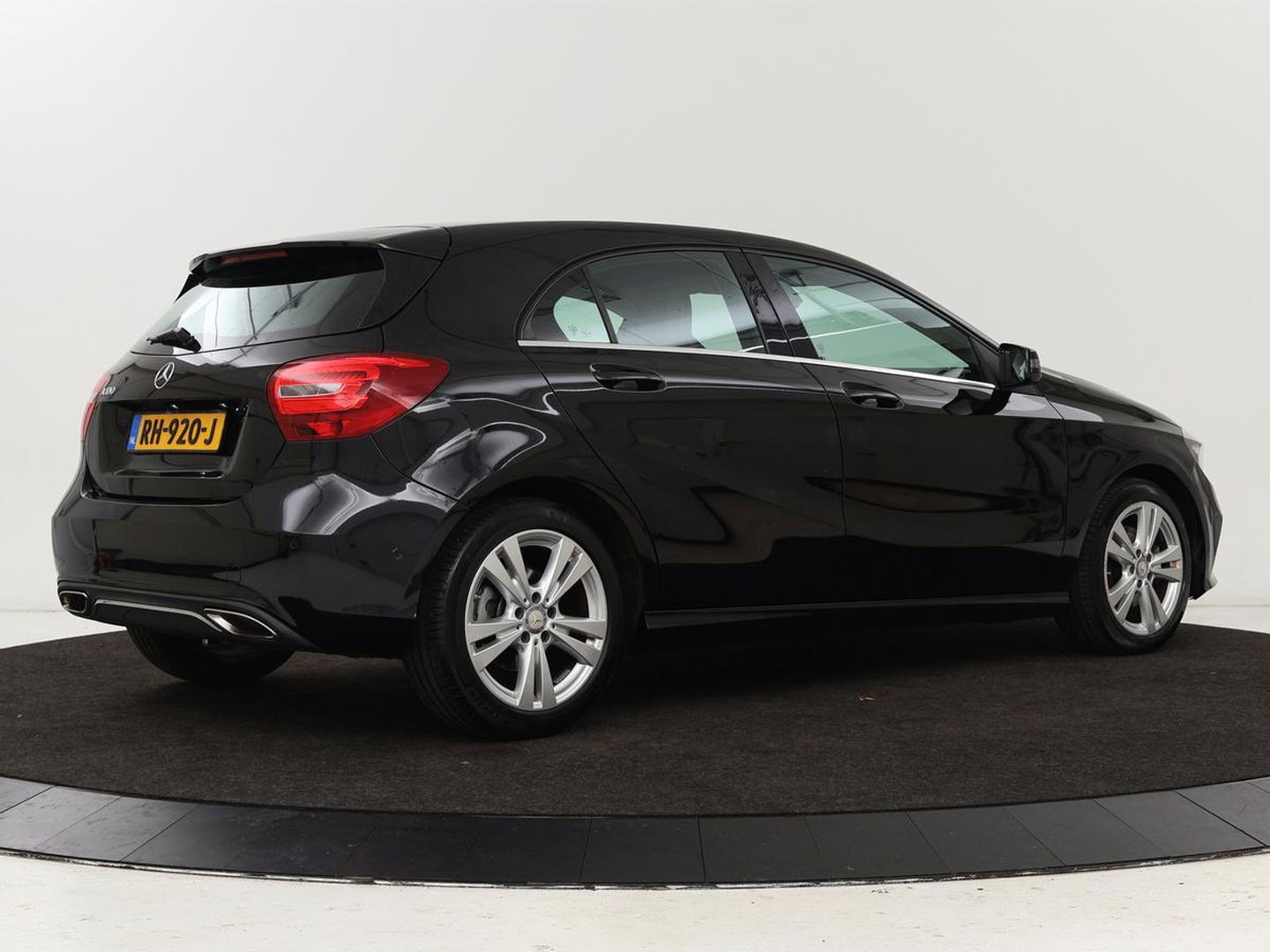 Mercedes-Benz A-Klasse 180 Urban | Stoelverwarming | Navigatie | Sportstoelen | Half leder | Cruise control | Park Assist | Airco | Bluetooth