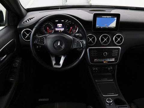Mercedes-Benz A-Klasse 180 Urban | Stoelverwarming | Navigatie | Sportstoelen | Half leder | Cruise control | Park Assist | Airco | Bluetooth