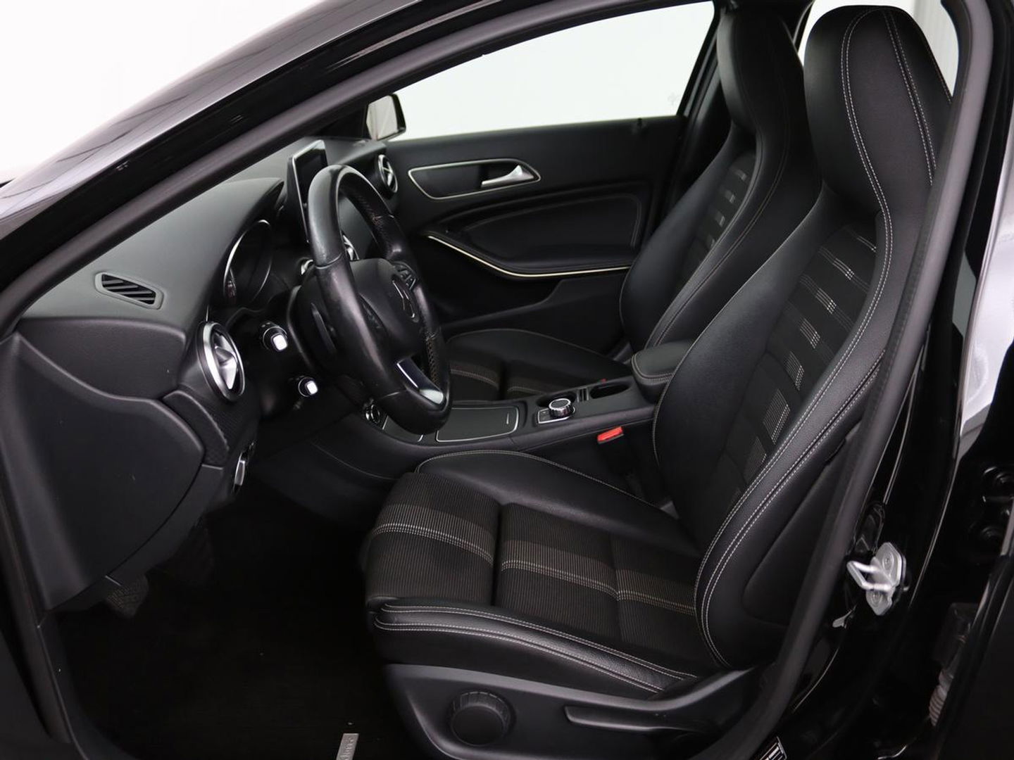 Mercedes-Benz A-Klasse 180 Urban | Stoelverwarming | Navigatie | Sportstoelen | Half leder | Cruise control | Park Assist | Airco | Bluetooth