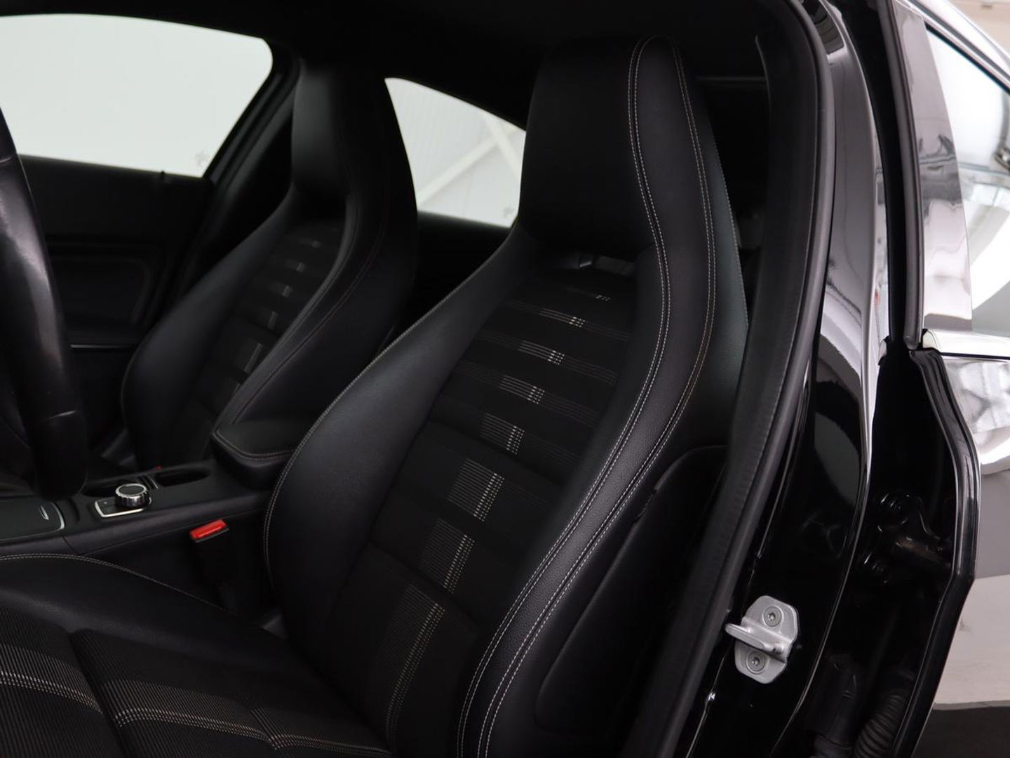 Mercedes-Benz A-Klasse 180 Urban | Stoelverwarming | Navigatie | Sportstoelen | Half leder | Cruise control | Park Assist | Airco | Bluetooth