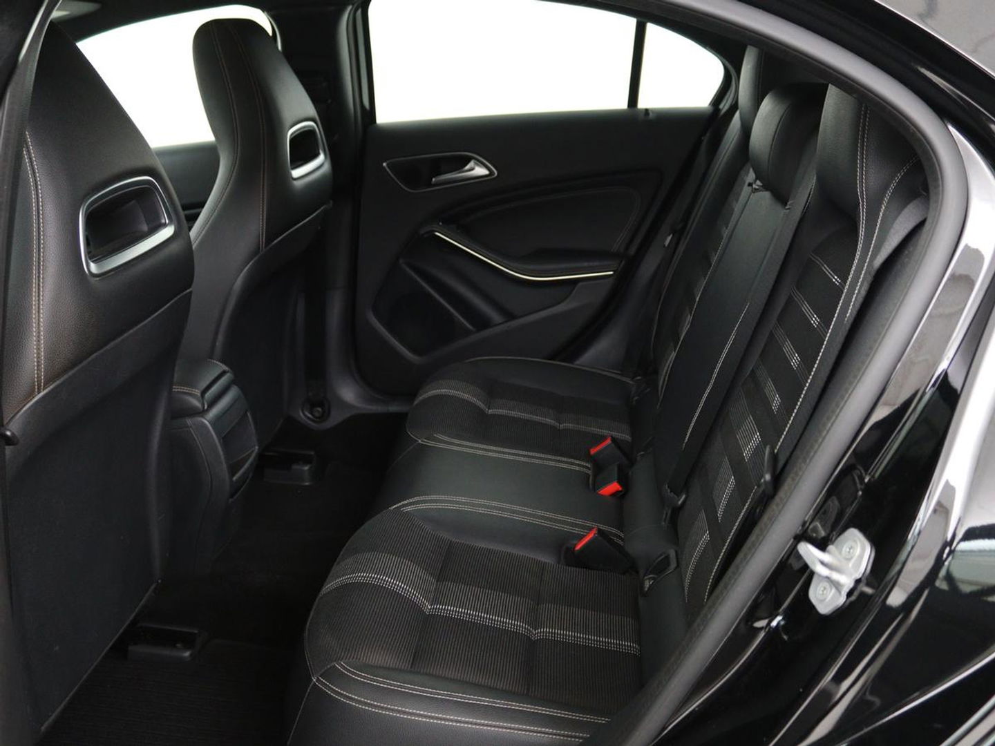 Mercedes-Benz A-Klasse 180 Urban | Stoelverwarming | Navigatie | Sportstoelen | Half leder | Cruise control | Park Assist | Airco | Bluetooth