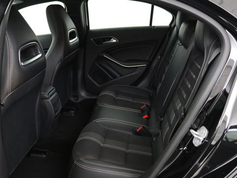 Mercedes-Benz A-Klasse 180 Urban | Stoelverwarming | Navigatie | Sportstoelen | Half leder | Cruise control | Park Assist | Airco | Bluetooth