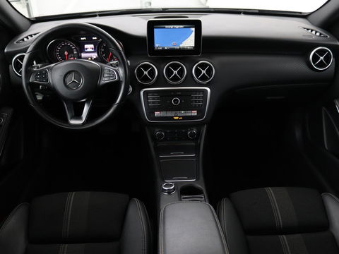 Mercedes-Benz A-Klasse 180 Urban | Stoelverwarming | Navigatie | Sportstoelen | Half leder | Cruise control | Park Assist | Airco | Bluetooth