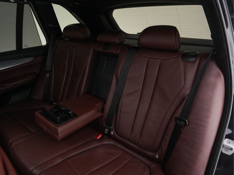 BMW X5 M50d Innovation Pack Aut. *PANO | MERINO-FULL-LEATHER | HEAD-UP | ADAPTIVE-CRUISE | BLINDSPOT | FULL-LED | MEMORY-PACK | CAMERA | KEYLESS | COMFORT-SEATS | HIFI-SOUND | TOWBAR | NAVI-FULLMAP | HEATED-SEATS | ...