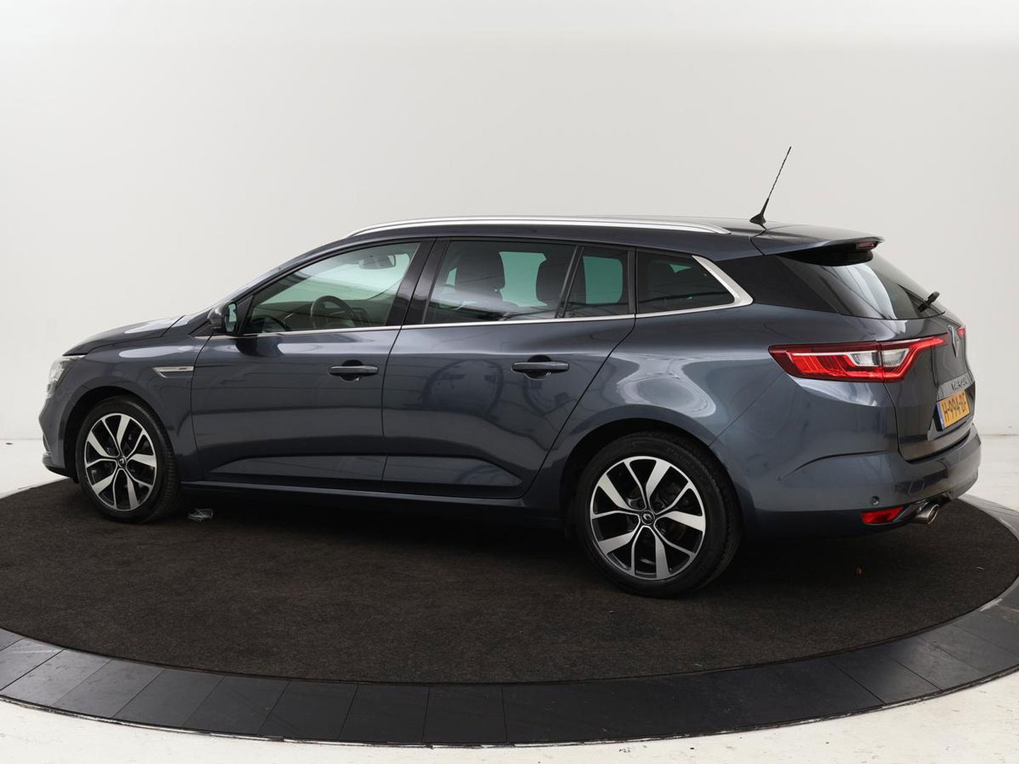 Renault Mégane 1.3 TCe Bose | Automaat | Camera | Half leder | Carplay | Navigatie | Keyless | Climate control | Dodehoek detectie | Cruise control