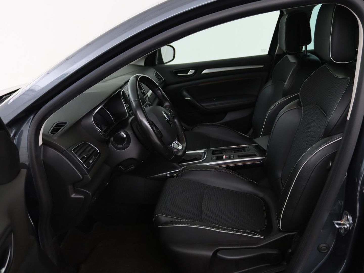 Renault Mégane 1.3 TCe Bose | Automaat | Camera | Half leder | Carplay | Navigatie | Keyless | Climate control | Dodehoek detectie | Cruise control