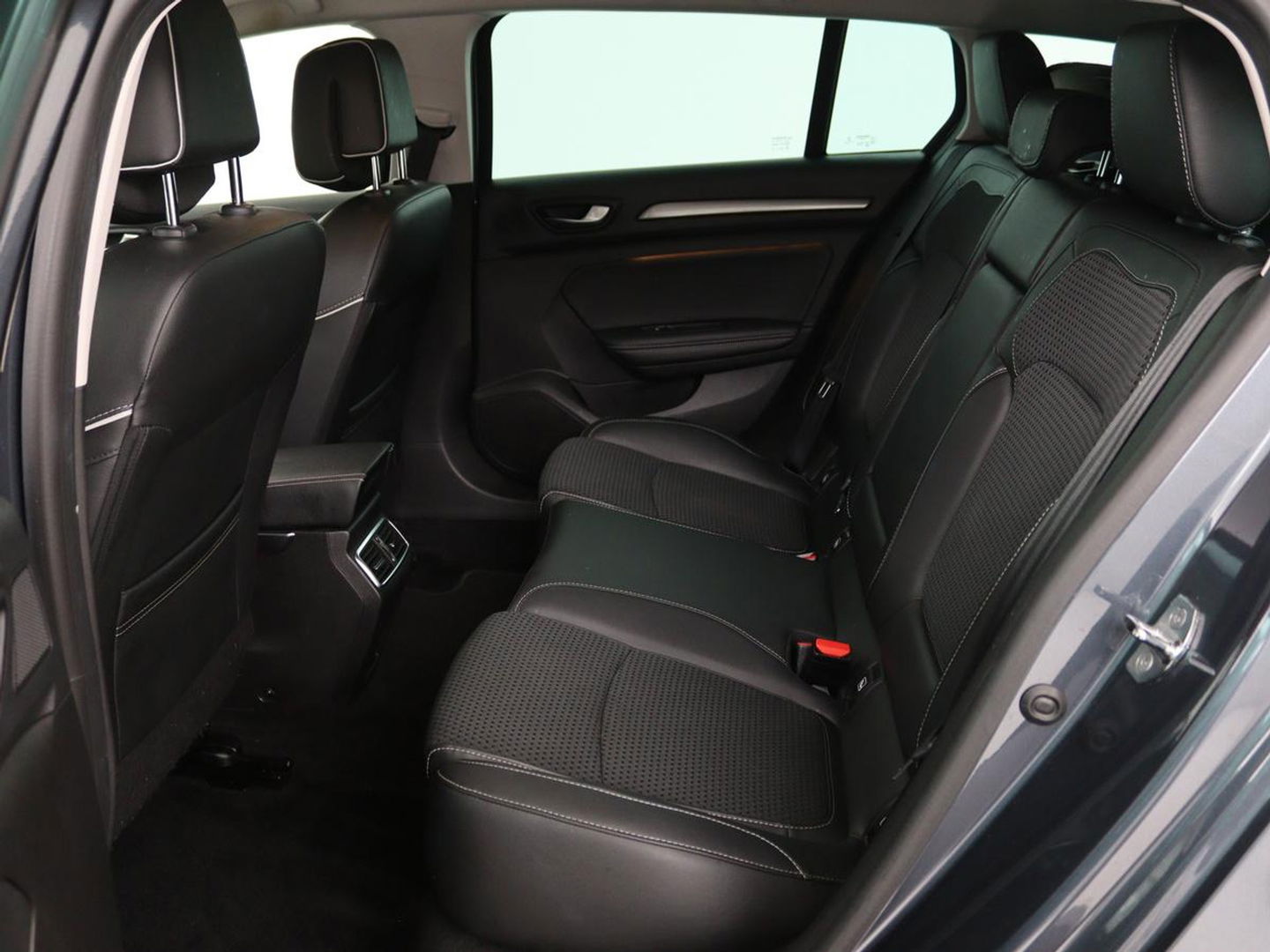 Renault Mégane 1.3 TCe Bose | Automaat | Camera | Half leder | Carplay | Navigatie | Keyless | Climate control | Dodehoek detectie | Cruise control