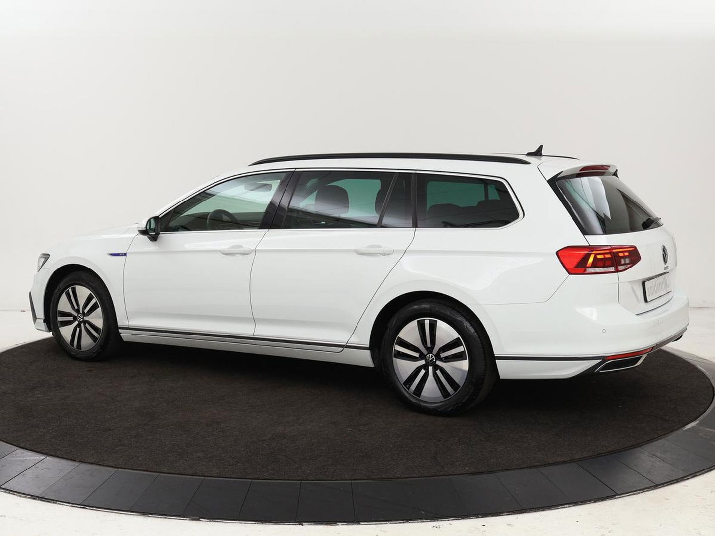 Volkswagen Passat 1.4 TSI PHEV GTE | Stoelverwarming | Massage | Carplay | Camera | Adaptive cruise | Matrix LED | Navigatie | Memory | Sfeerverlichting