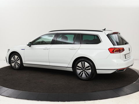 Volkswagen Passat 1.4 TSI PHEV GTE | Stoelverwarming | Massage | Carplay | Camera | Adaptive cruise | Matrix LED | Navigatie | Memory | Sfeerverlichting