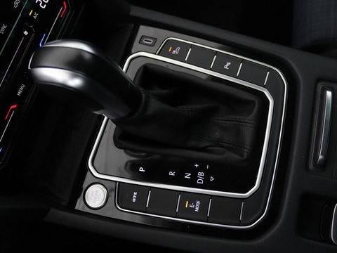Volkswagen Passat 1.4 TSI PHEV GTE | Stoelverwarming | Massage | Carplay | Camera | Adaptive cruise | Matrix LED | Navigatie | Memory | Sfeerverlichting