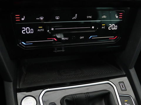 Volkswagen Passat 1.4 TSI PHEV GTE | Stoelverwarming | Massage | Carplay | Camera | Adaptive cruise | Matrix LED | Navigatie | Memory | Sfeerverlichting