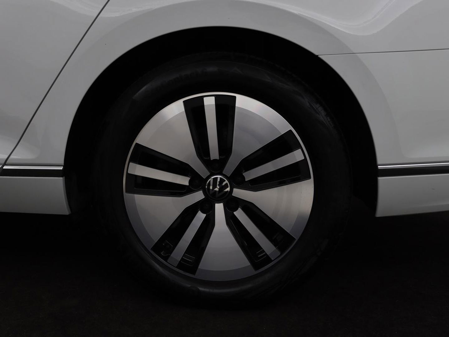 Volkswagen Passat 1.4 TSI PHEV GTE | Stoelverwarming | Massage | Carplay | Camera | Adaptive cruise | Matrix LED | Navigatie | Memory | Sfeerverlichting