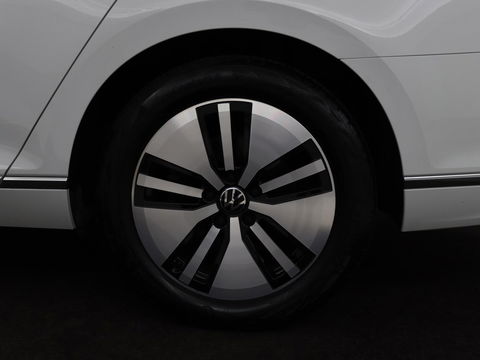 Volkswagen Passat 1.4 TSI PHEV GTE | Stoelverwarming | Massage | Carplay | Camera | Adaptive cruise | Matrix LED | Navigatie | Memory | Sfeerverlichting