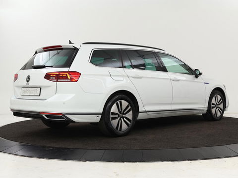 Volkswagen Passat 1.4 TSI PHEV GTE | Stoelverwarming | Massage | Carplay | Camera | Adaptive cruise | Matrix LED | Navigatie | Memory | Sfeerverlichting