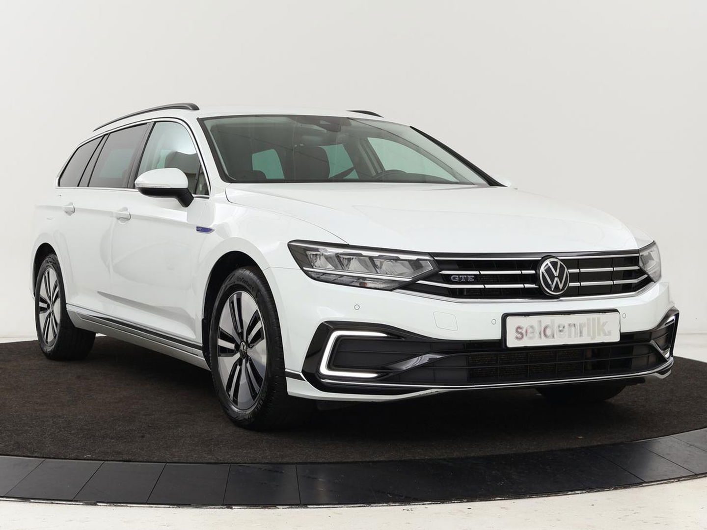Volkswagen Passat 1.4 TSI PHEV GTE | Stoelverwarming | Massage | Carplay | Camera | Adaptive cruise | Matrix LED | Navigatie | Memory | Sfeerverlichting