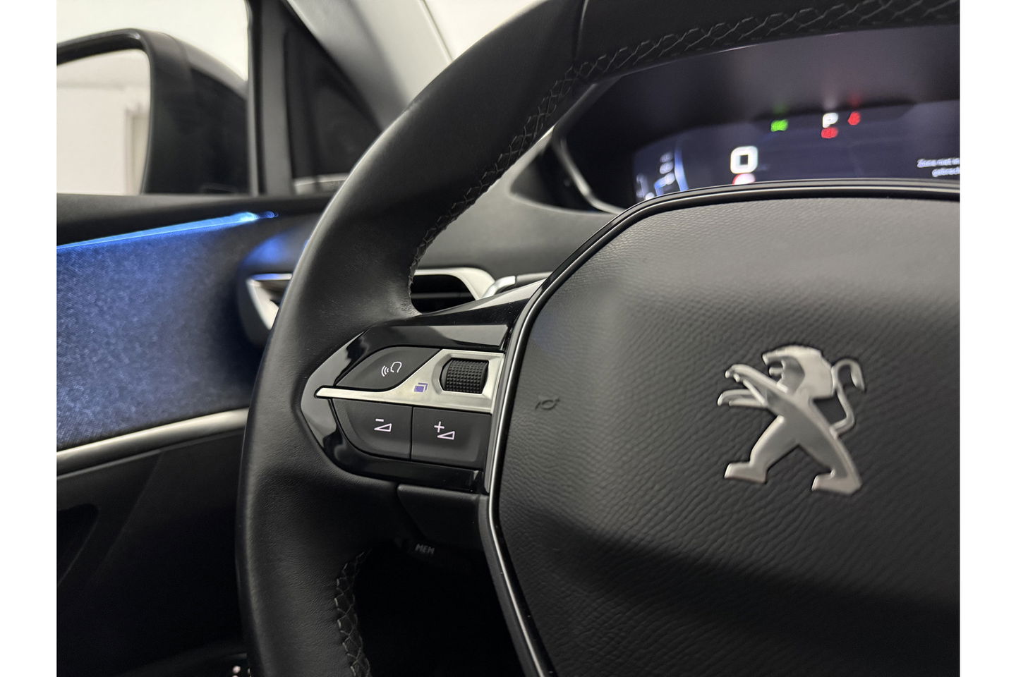 Peugeot 5008 1.6 PureTech 7p | Focal Audio | 181PK 360 Camera Sfeerverl. Memory LED Carplay Clima Cruise Navi Virtual PDC 19"LMV