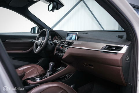 BMW X1 xDrive20i High Executive | 4x4 | HUD | Trekhaak | Leder | Orig NL auto | Dealer onderhouden | Camera | rijklaarprijs |