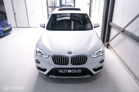 BMW X1 xDrive20i High Executive | 4x4 | HUD | Trekhaak | Leder | Orig NL auto | Dealer onderhouden | Camera | rijklaarprijs |