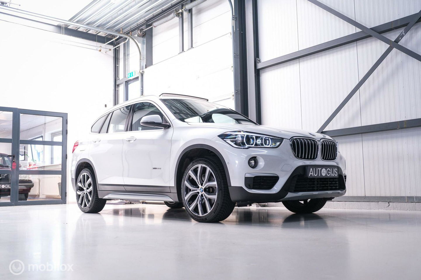 BMW X1 xDrive20i High Executive | 4x4 | HUD | Trekhaak | Leder | Orig NL auto | Dealer onderhouden | Camera | rijklaarprijs |