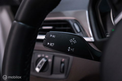 BMW X1 xDrive20i High Executive | 4x4 | HUD | Trekhaak | Leder | Orig NL auto | Dealer onderhouden | Camera | rijklaarprijs |