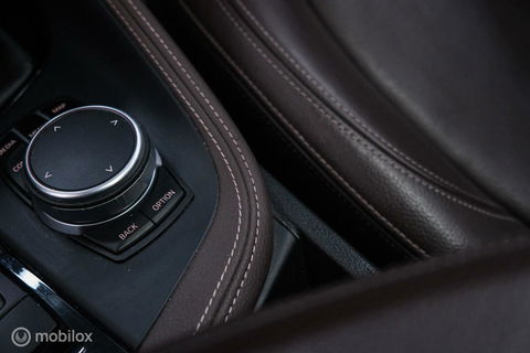 BMW X1 xDrive20i High Executive | 4x4 | HUD | Trekhaak | Leder | Orig NL auto | Dealer onderhouden | Camera | rijklaarprijs |