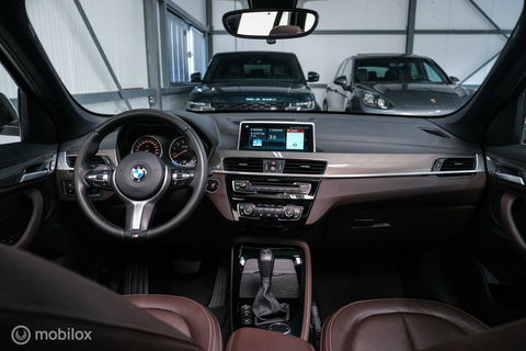 BMW X1 xDrive20i High Executive | 4x4 | HUD | Trekhaak | Leder | Orig NL auto | Dealer onderhouden | Camera | rijklaarprijs |