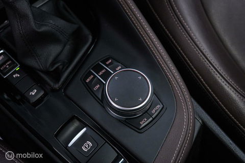 BMW X1 xDrive20i High Executive | 4x4 | HUD | Trekhaak | Leder | Orig NL auto | Dealer onderhouden | Camera | rijklaarprijs |