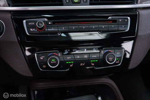 BMW X1 xDrive20i High Executive | 4x4 | HUD | Trekhaak | Leder | Orig NL auto | Dealer onderhouden | Camera | rijklaarprijs |