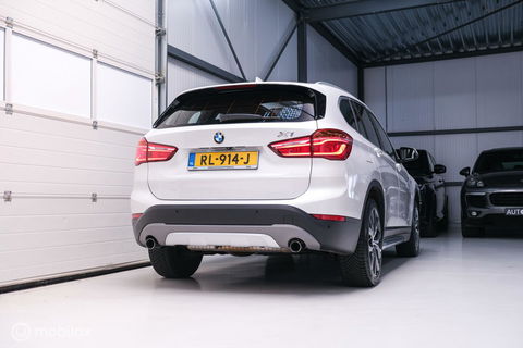 BMW X1 xDrive20i High Executive | 4x4 | HUD | Trekhaak | Leder | Orig NL auto | Dealer onderhouden | Camera | rijklaarprijs |