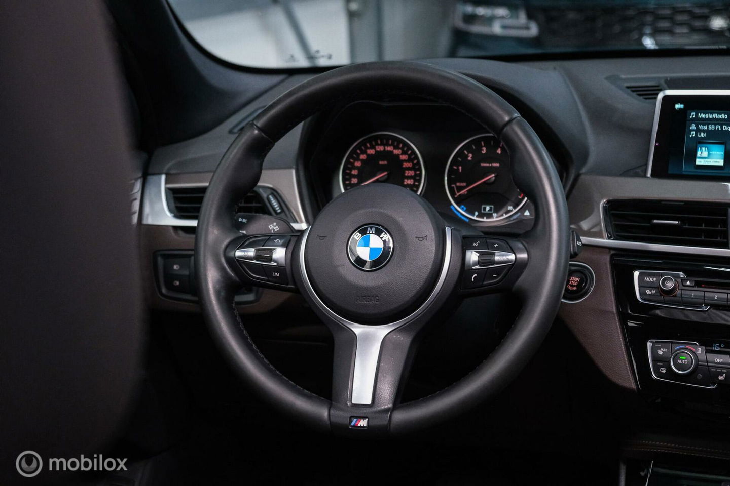 BMW X1 xDrive20i High Executive | 4x4 | HUD | Trekhaak | Leder | Orig NL auto | Dealer onderhouden | Camera | rijklaarprijs |