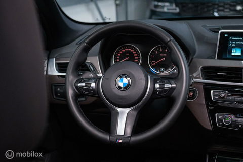BMW X1 xDrive20i High Executive | 4x4 | HUD | Trekhaak | Leder | Orig NL auto | Dealer onderhouden | Camera | rijklaarprijs |