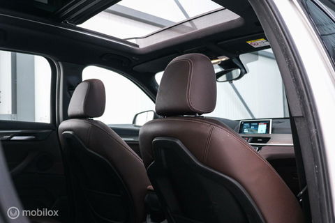BMW X1 xDrive20i High Executive | 4x4 | HUD | Trekhaak | Leder | Orig NL auto | Dealer onderhouden | Camera | rijklaarprijs |