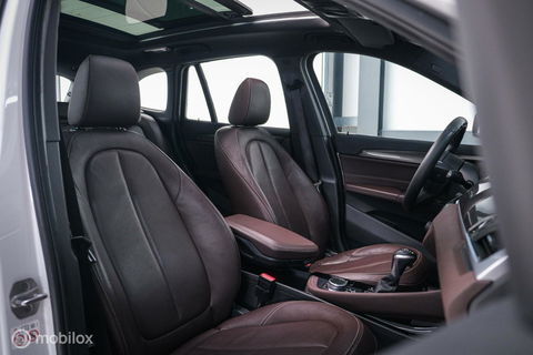 BMW X1 xDrive20i High Executive | 4x4 | HUD | Trekhaak | Leder | Orig NL auto | Dealer onderhouden | Camera | rijklaarprijs |
