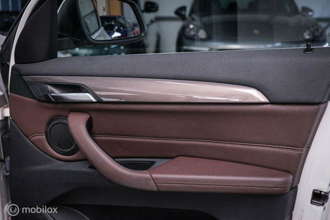 BMW X1 xDrive20i High Executive | 4x4 | HUD | Trekhaak | Leder | Orig NL auto | Dealer onderhouden | Camera | rijklaarprijs |