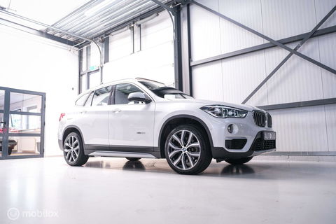 BMW X1 xDrive20i High Executive | 4x4 | HUD | Trekhaak | Leder | Orig NL auto | Dealer onderhouden | Camera | rijklaarprijs |